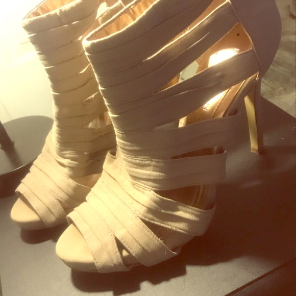 BCBG Shoes - 🔥BCBG-NUDE-HEELS-GOLDEN ZIPPERS-SUPREME CONDITION